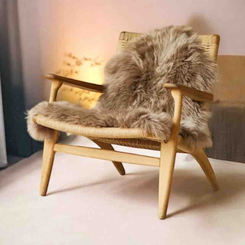 TAUPE SHEEPSKIN RUG 85/90 cms